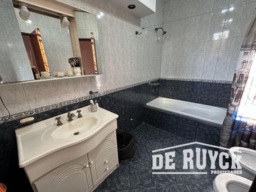 Casa desarrollada en una sola planta sobre amplio lote