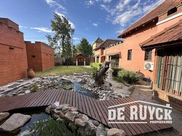 Casa desarrollada en una sola planta sobre amplio lote