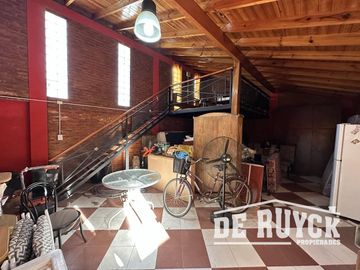 Casa desarrollada en una sola planta sobre amplio lote