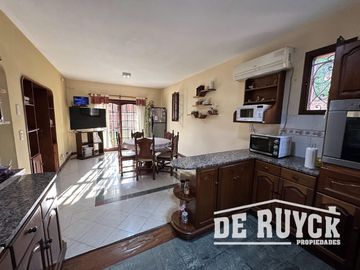 Casa desarrollada en una sola planta sobre amplio lote