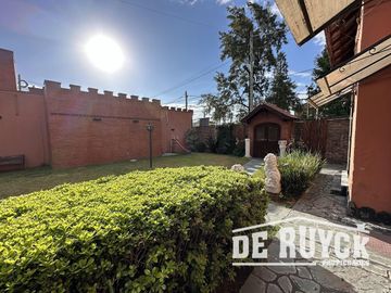 Casa desarrollada en una sola planta sobre amplio lote
