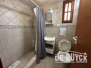Casa desarrollada en una sola planta sobre amplio lote
