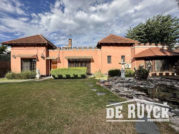 Casa desarrollada en una sola planta sobre amplio lote
