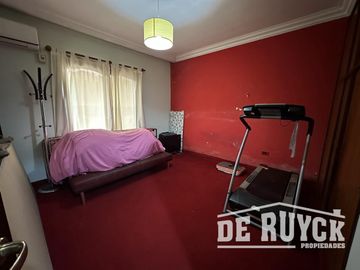 Casa desarrollada en una sola planta sobre amplio lote