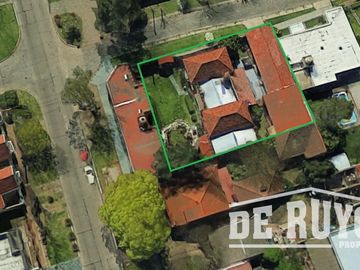 Casa desarrollada en una sola planta sobre amplio lote