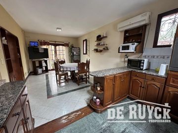 Casa desarrollada en una sola planta sobre amplio lote