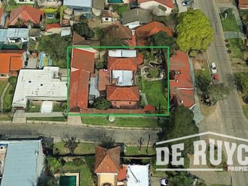 Casa desarrollada en una sola planta sobre amplio lote