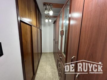 Casa desarrollada en una sola planta sobre amplio lote