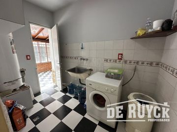 Casa desarrollada en una sola planta sobre amplio lote
