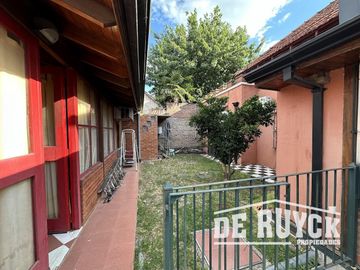 Casa desarrollada en una sola planta sobre amplio lote