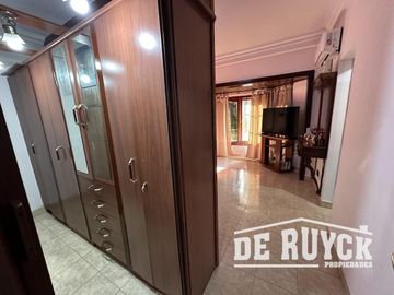 Casa desarrollada en una sola planta sobre amplio lote
