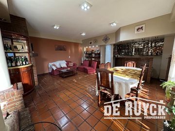 Casa desarrollada en una sola planta sobre amplio lote