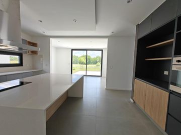 Casa con pileta en Pilara