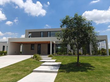 Casa con pileta en Pilara
