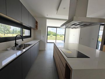 Casa con pileta en Pilara