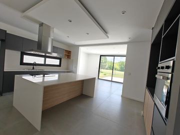 Casa con pileta en Pilara
