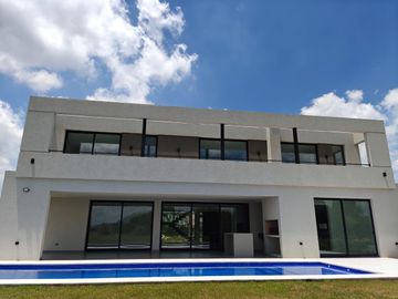 Casa con pileta en Pilara
