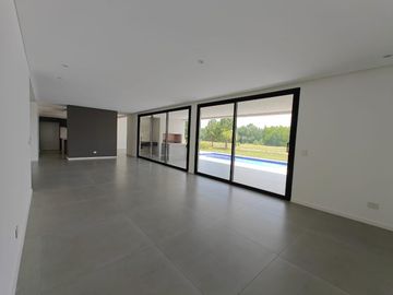 Casa con pileta en Pilara