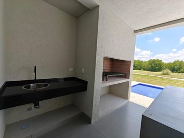 Casa con pileta en Pilara