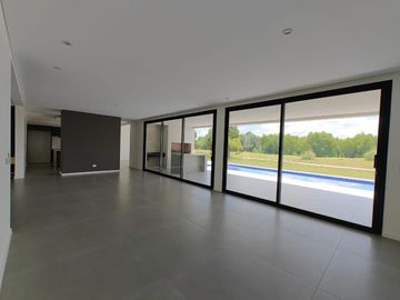 Casa con pileta en Pilara