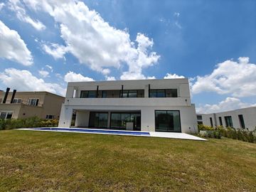 Casa con pileta en Pilara