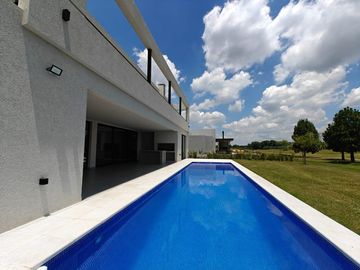 Casa con pileta en Pilara