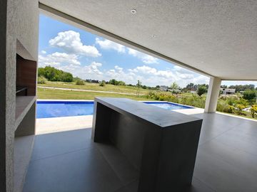 Casa con pileta en Pilara