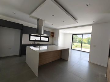 Casa con pileta en Pilara