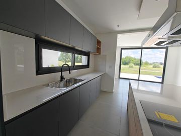 Casa con pileta en Pilara