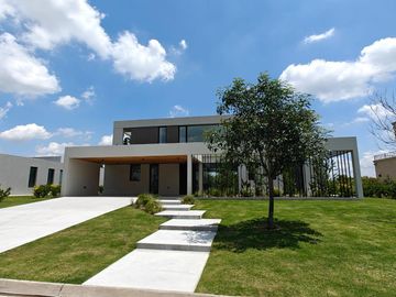 Casa con pileta en Pilara