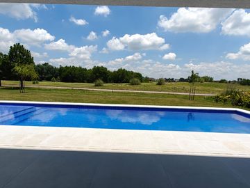 Casa con pileta en Pilara