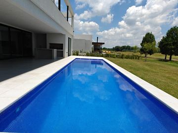 Casa con pileta en Pilara