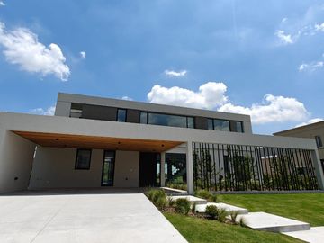 Casa con pileta en Pilara