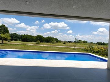 Casa con pileta en Pilara