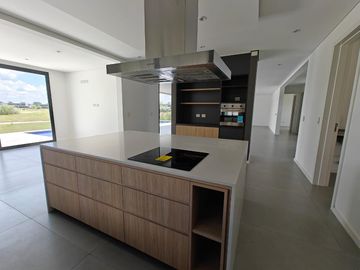 Casa con pileta en Pilara