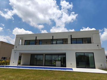Casa con pileta en Pilara