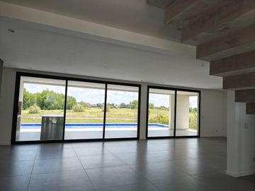 Casa con pileta en Pilara