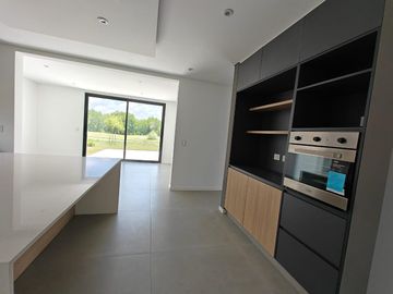 Casa con pileta en Pilara