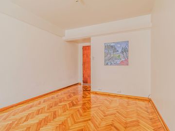 Venta Depto. 4 ambientes.  Recoleta. Refaccionado