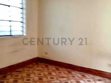 Oportunidad: Casa en Esquina Se Vende como Terreno