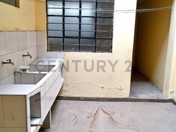 Oportunidad: Casa en Esquina Se Vende como Terreno