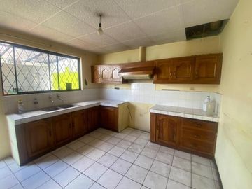 HERMOSA CASA EN VENTA, SECTOR PADRE JULIO MATOVELLE