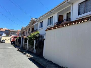 HERMOSA CASA EN VENTA, SECTOR PADRE JULIO MATOVELLE