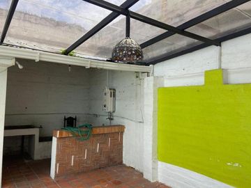 HERMOSA CASA EN VENTA, SECTOR PADRE JULIO MATOVELLE