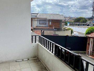 HERMOSA CASA EN VENTA, SECTOR PADRE JULIO MATOVELLE