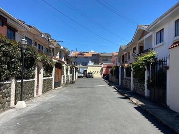 HERMOSA CASA EN VENTA, SECTOR PADRE JULIO MATOVELLE