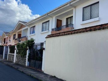 HERMOSA CASA EN VENTA, SECTOR PADRE JULIO MATOVELLE