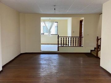 HERMOSA CASA EN VENTA, SECTOR PADRE JULIO MATOVELLE