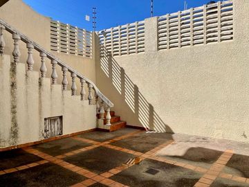 Casa en venta con amplio estacionamiento en Culiacan Centro