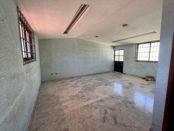 Casa en venta con amplio estacionamiento en Culiacan Centro